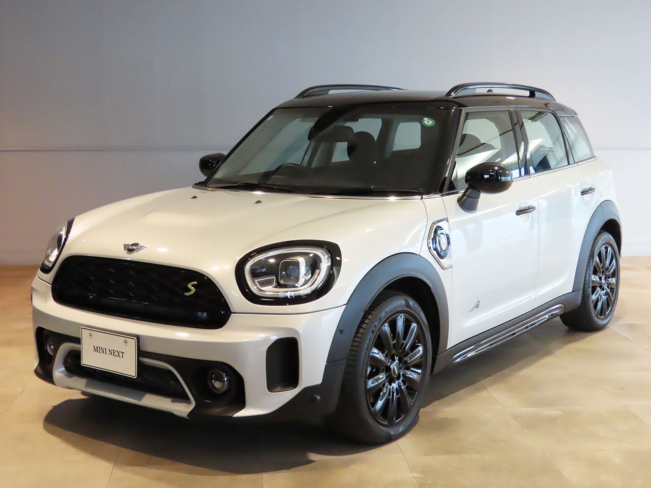 THE NEW MINI COOPER SE CROSSOVER ALL4.