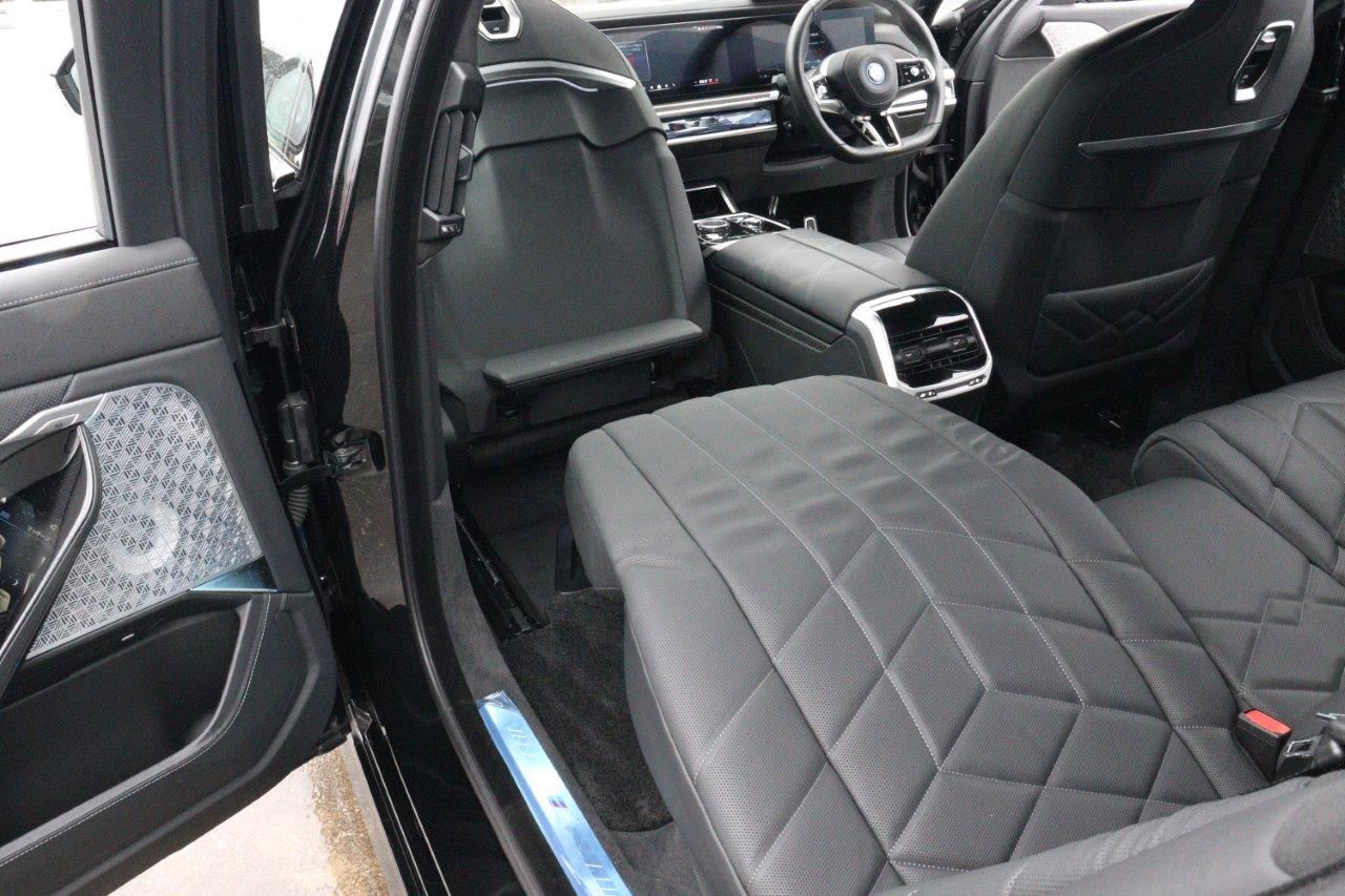 BMW i7 M70 xDrive Sedan RHD