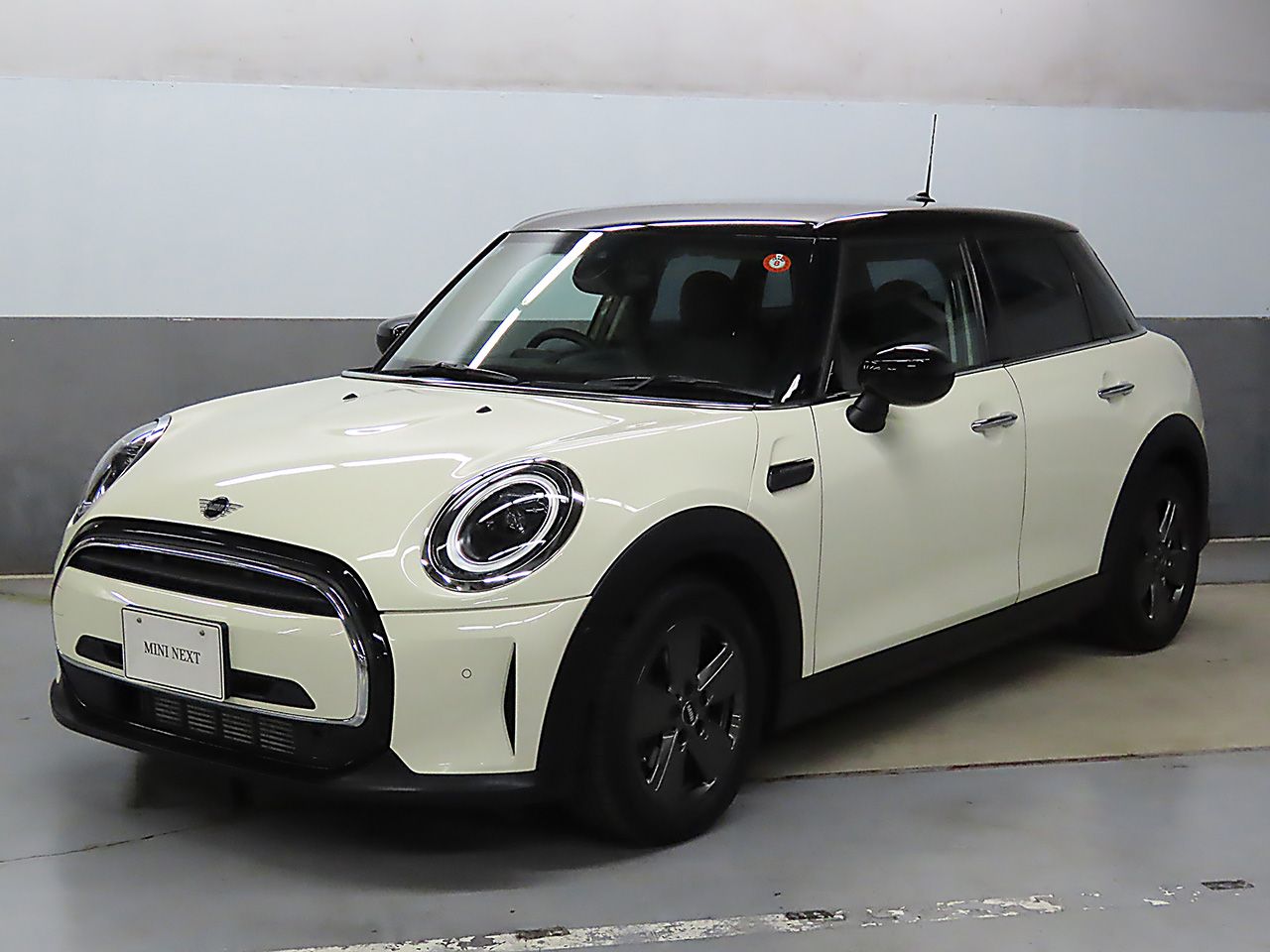 THE NEW MINI COOPER 5 DOOR.