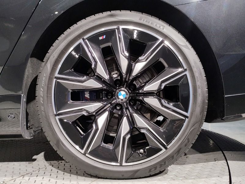 BMW i7 M70 xDrive Sedan RHD