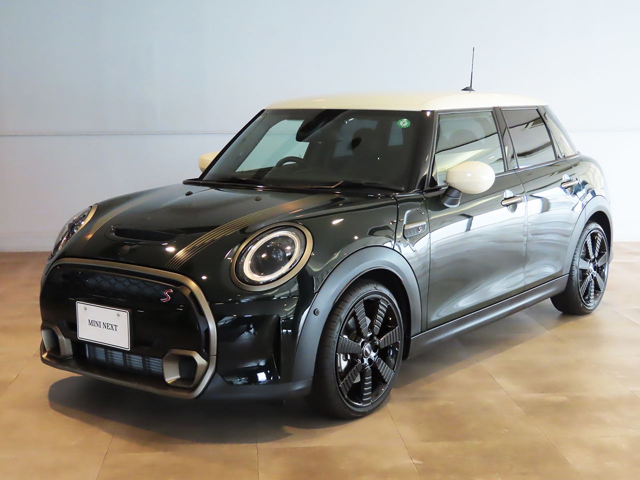 MINI COOPER S 5 DOOR RESOLUTE EDITION.