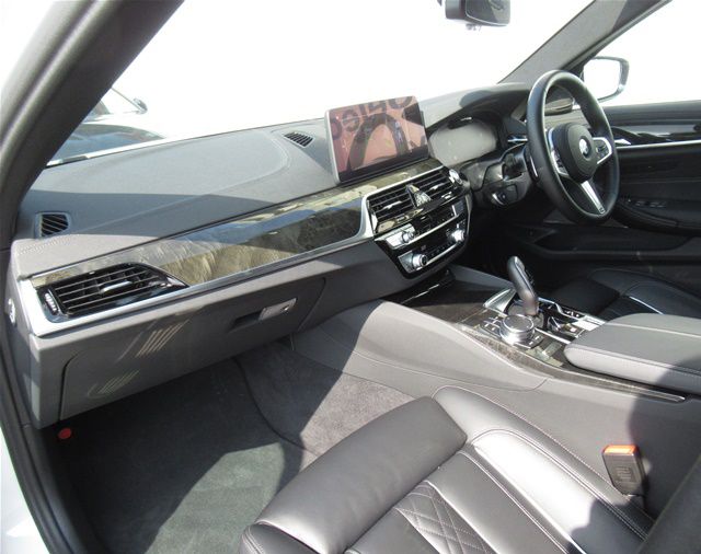 520d xDrive Touring RHD