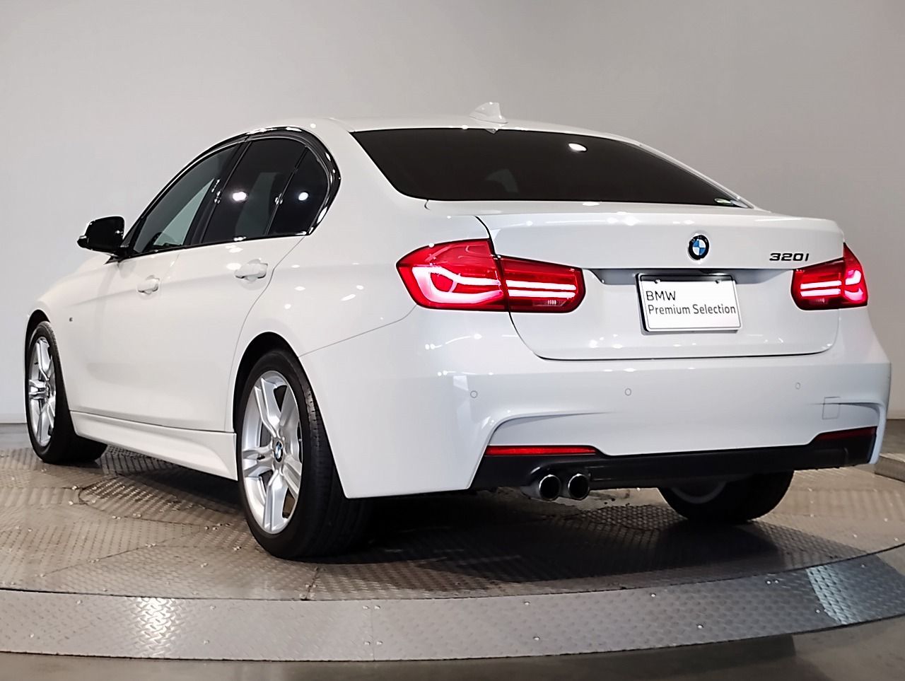 320I SEDAN RHD
