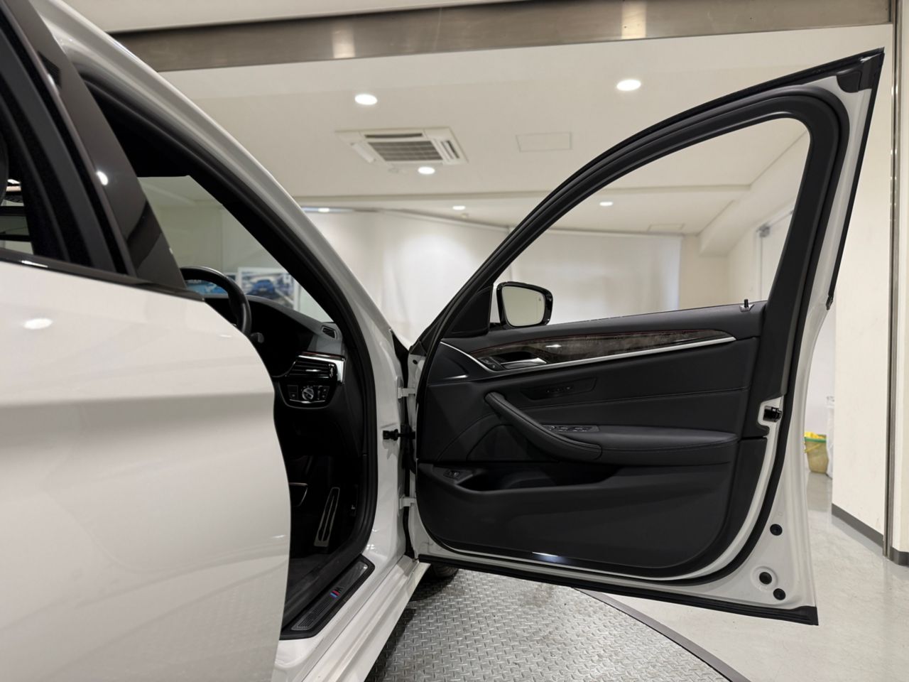 520d xDrive Sedan RHD