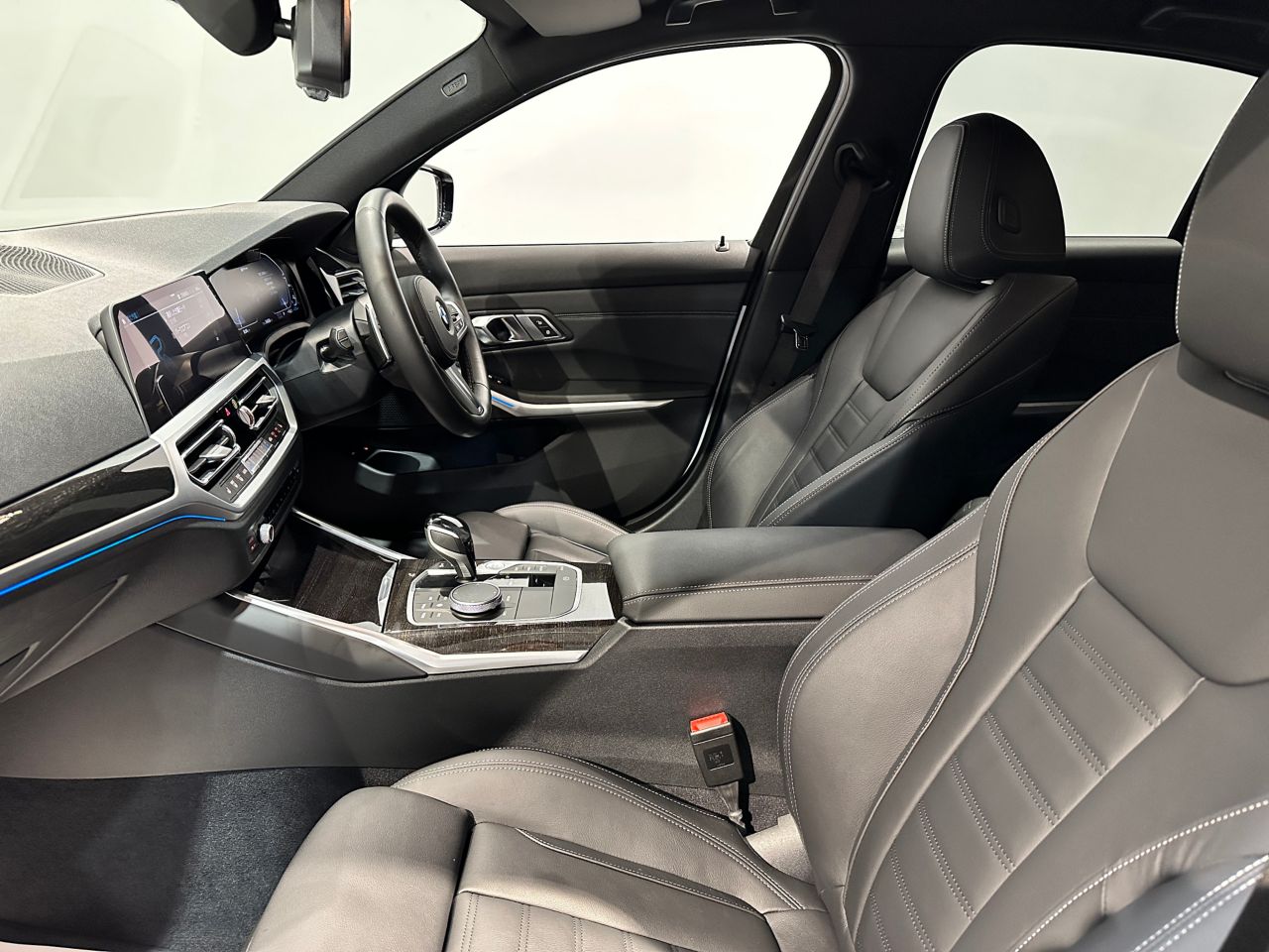 G20 330e Saloon RHD
