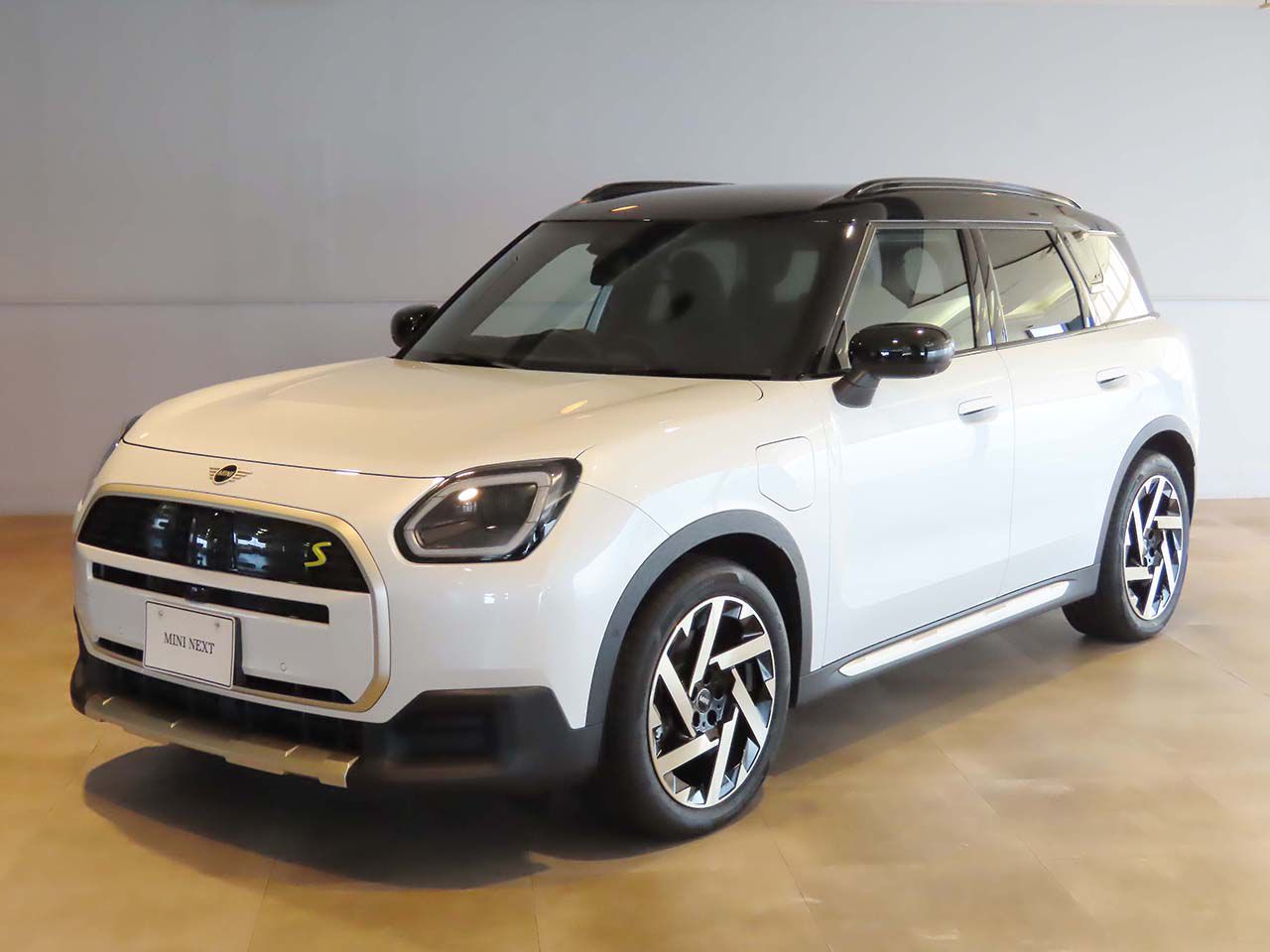 THE NEW ALL-ELECTRIC MINI COUNTRYMAN SE ALL4