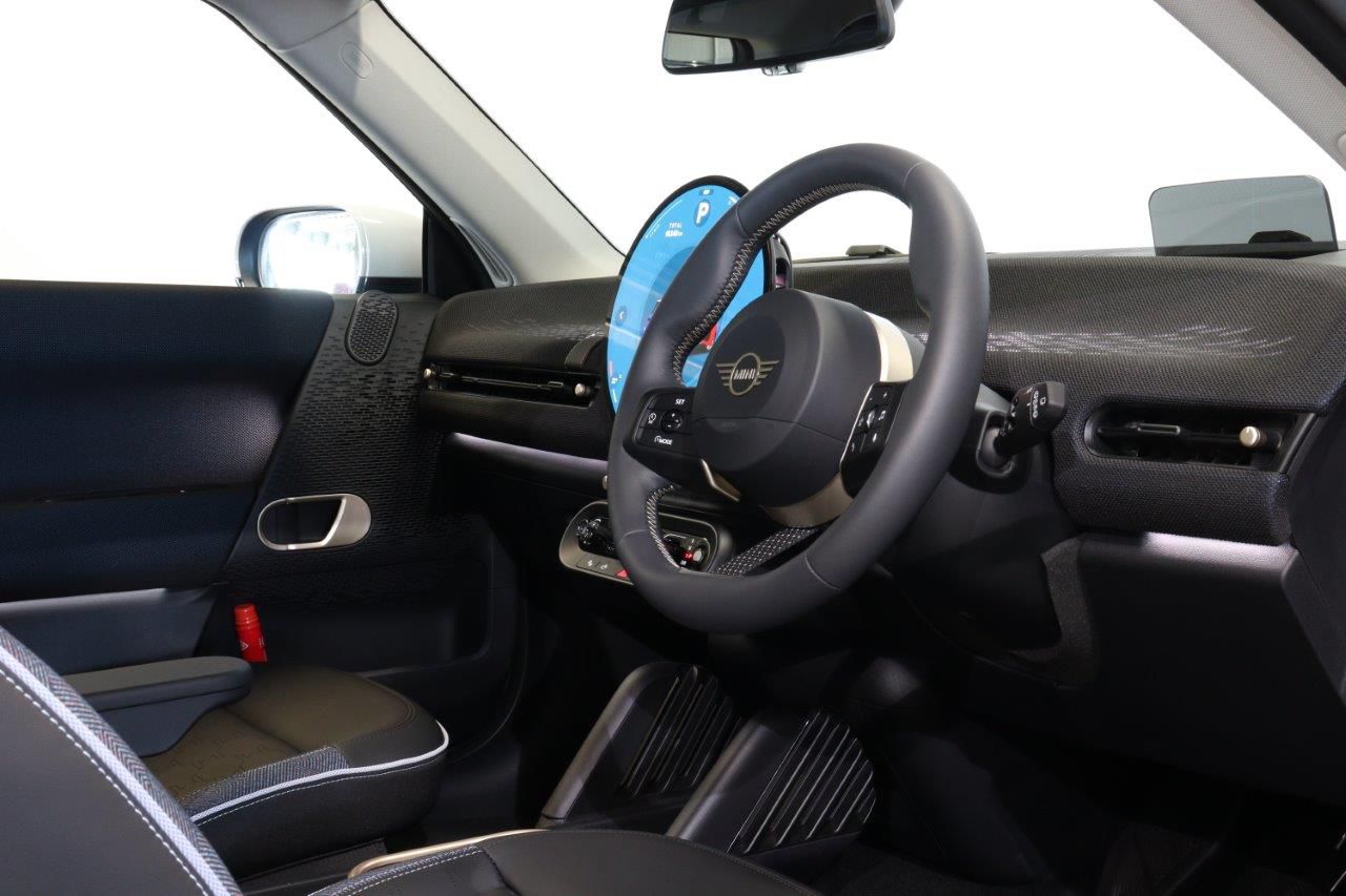 J01 MINI Cooper E