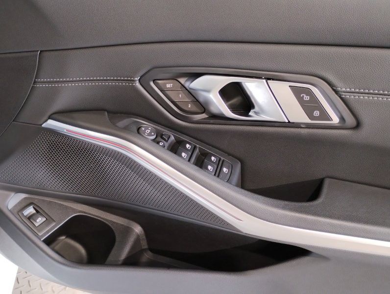 320d xDrive Berline RHD