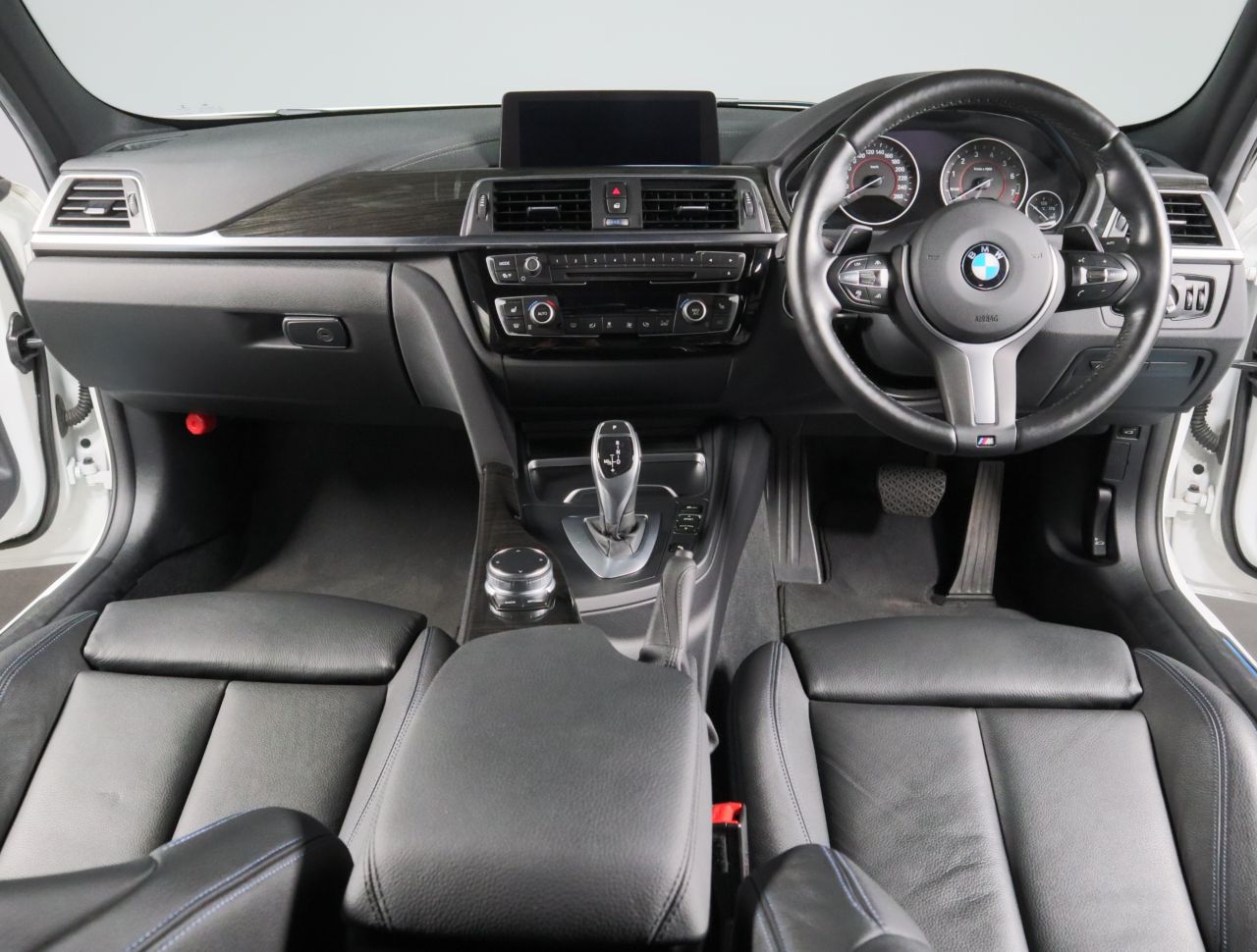 320I SEDAN RHD