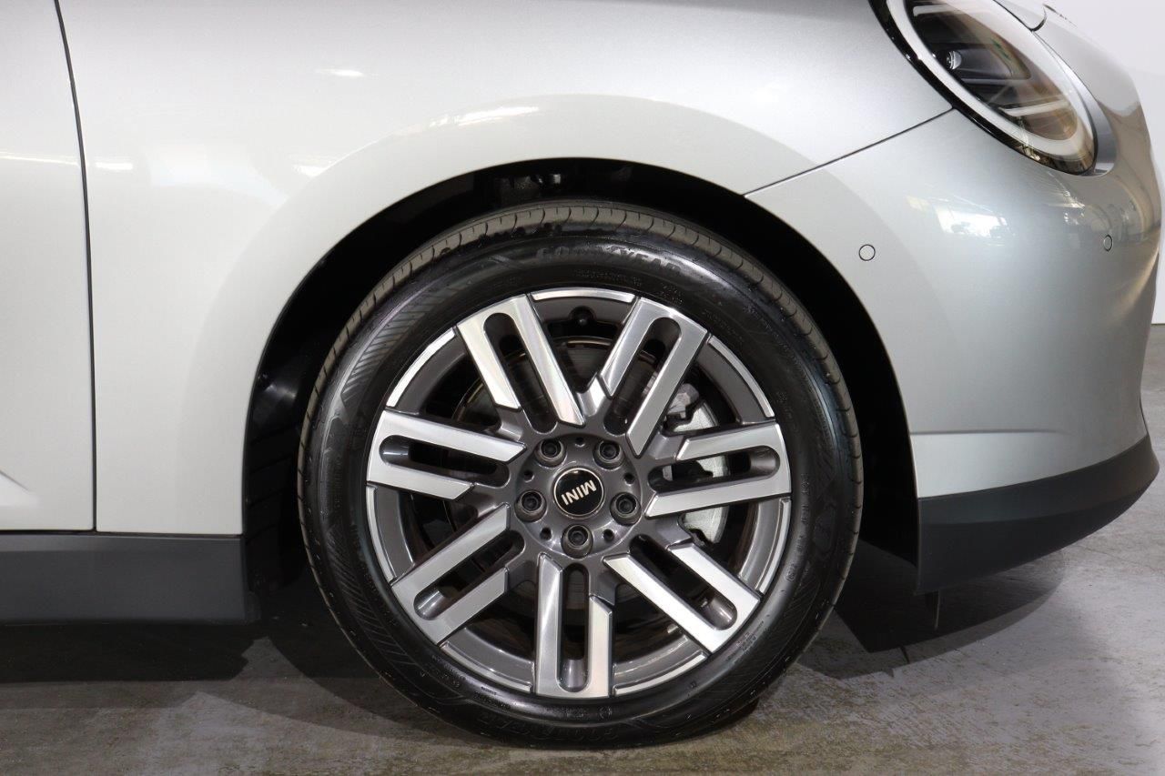 J01 MINI Cooper SE