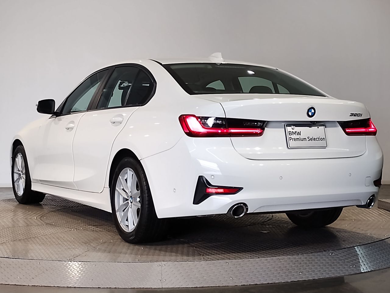 320i Sedan RHD