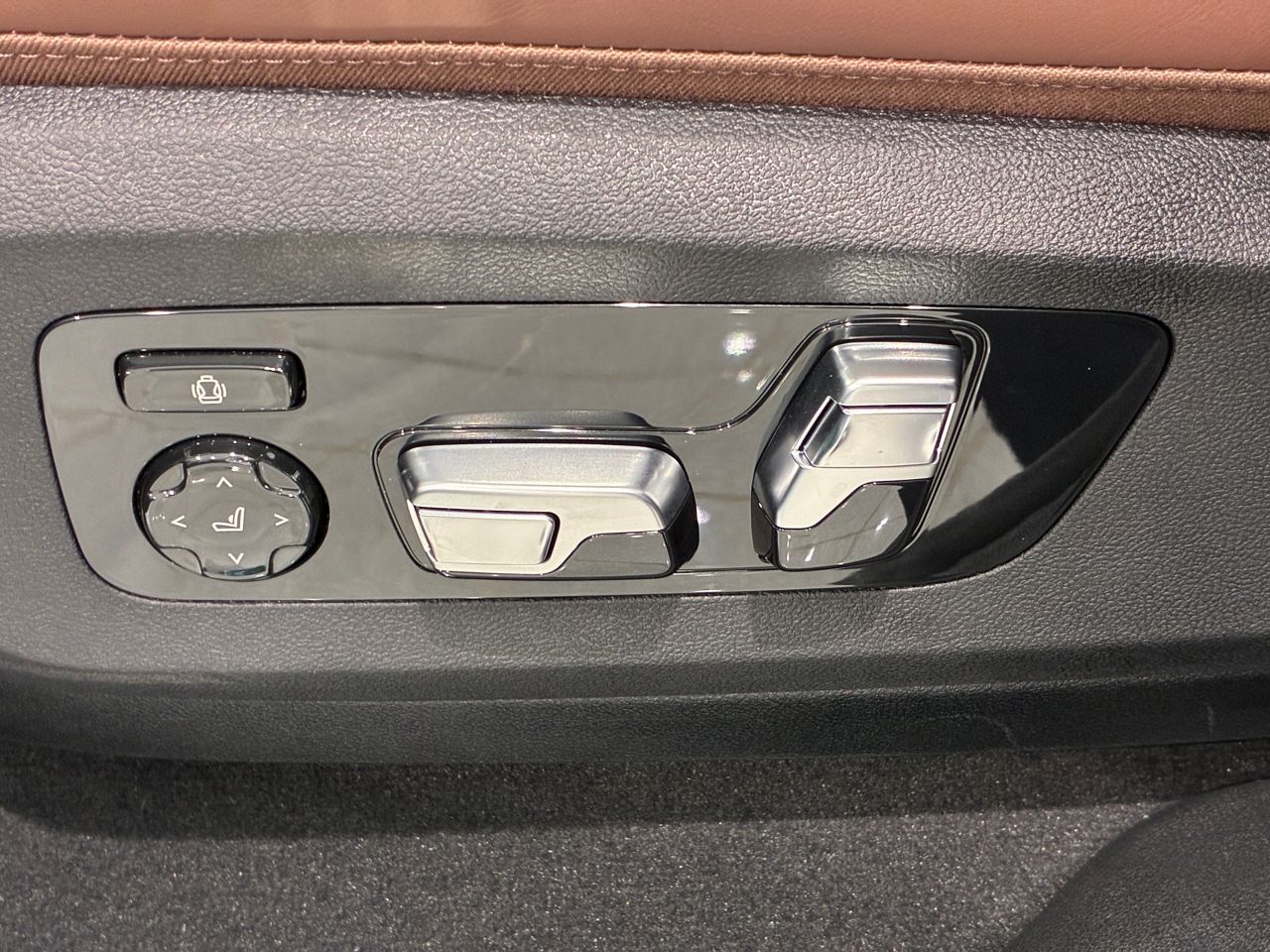 X6 M60i xDrive RHD