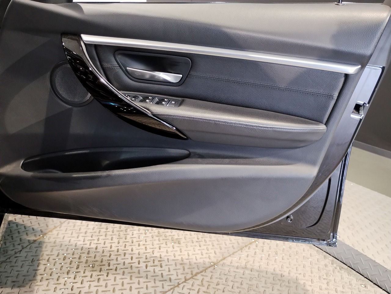 320I SEDAN RHD