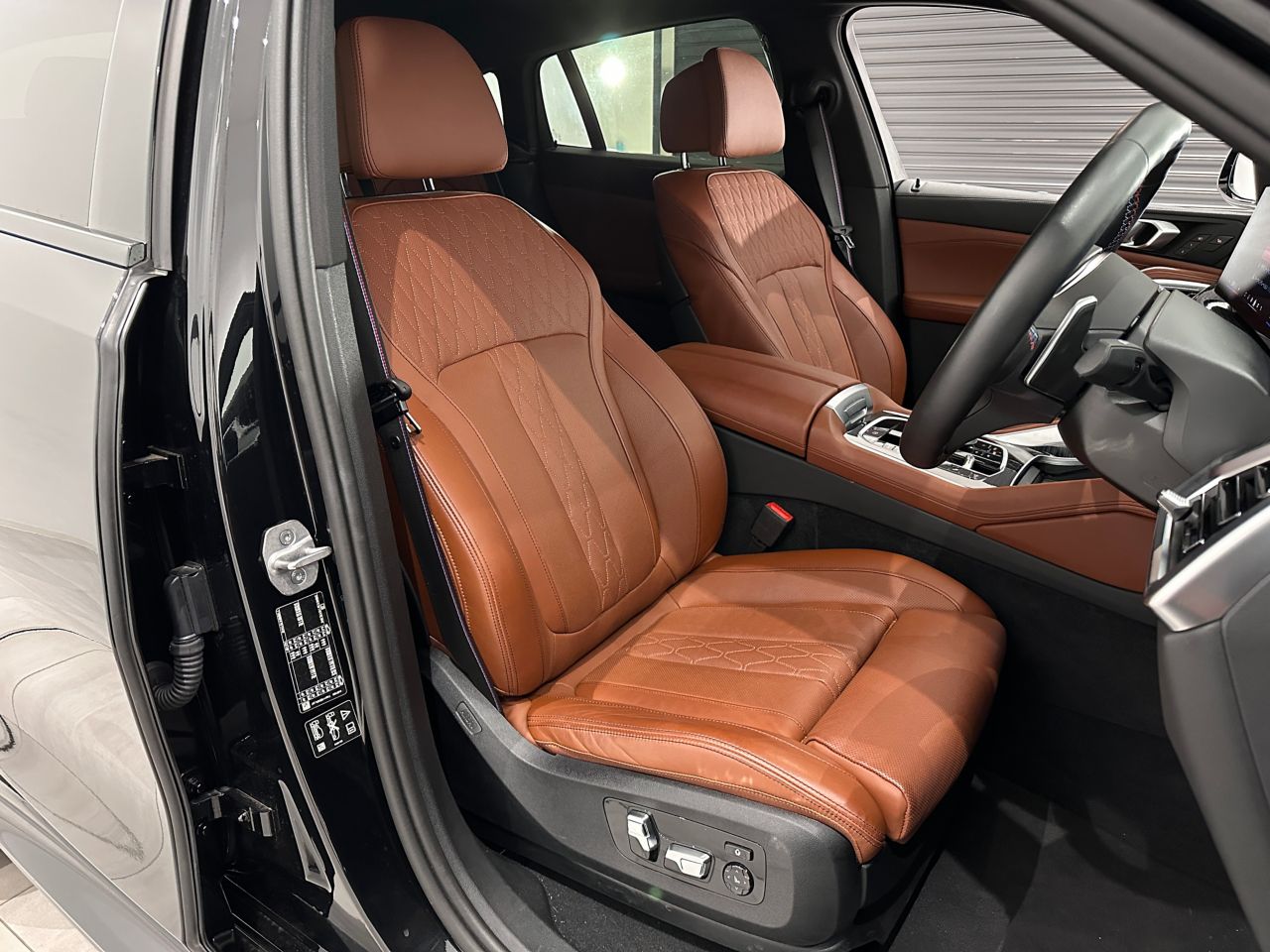 X6 M60i xDrive RHD