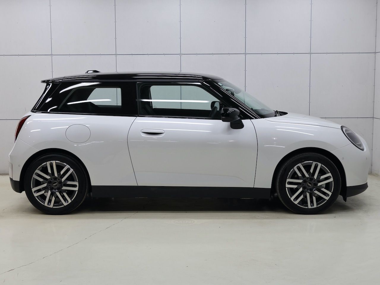J01 MINI Cooper E