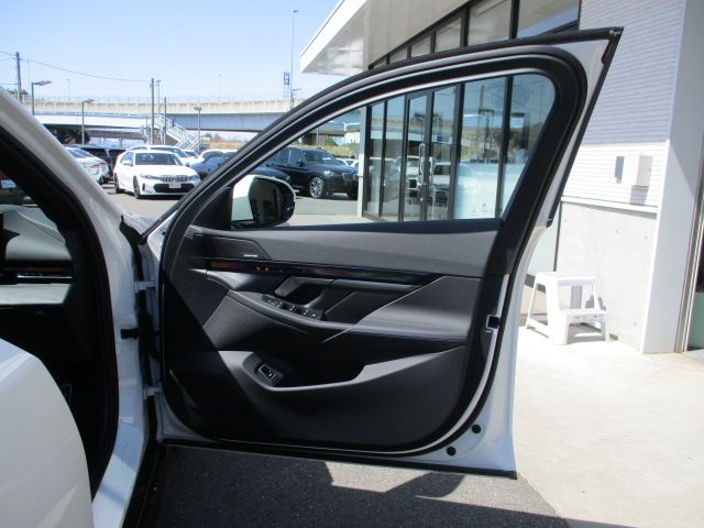 BMW i5 eDrive40 Sedan RHD