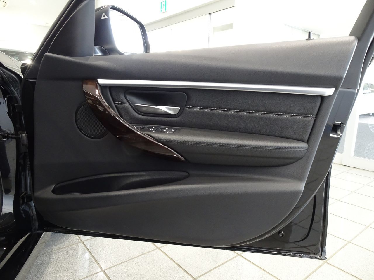 320D SEDAN RHD