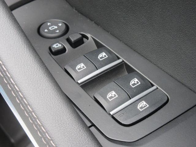 X6 M60i xDrive RHD