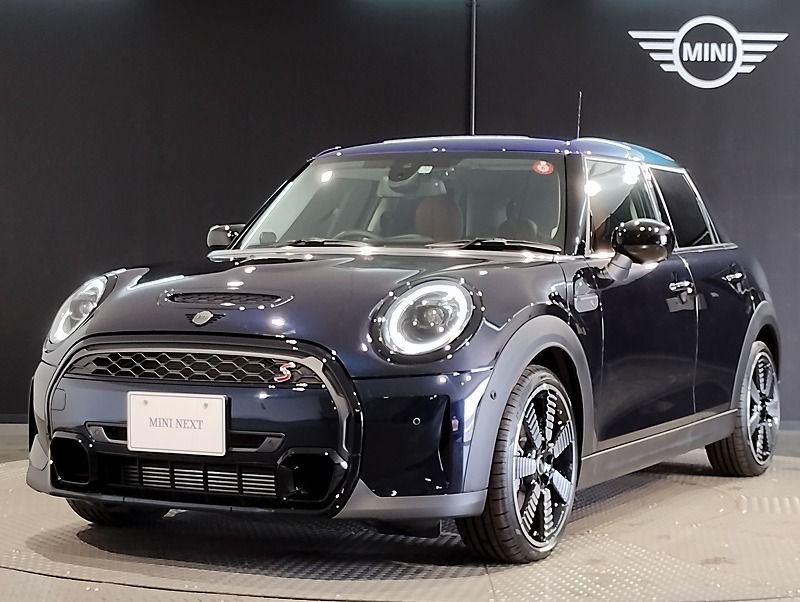 THE NEW MINI COOPER S 5 DOOR.