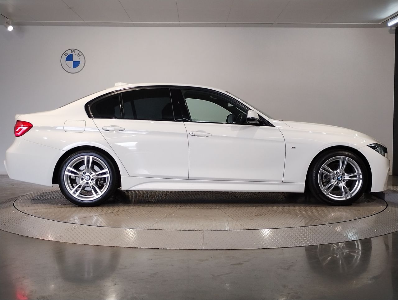 320I SEDAN RHD