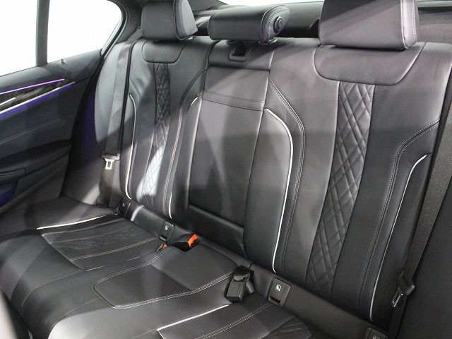 530e Sedan RHD