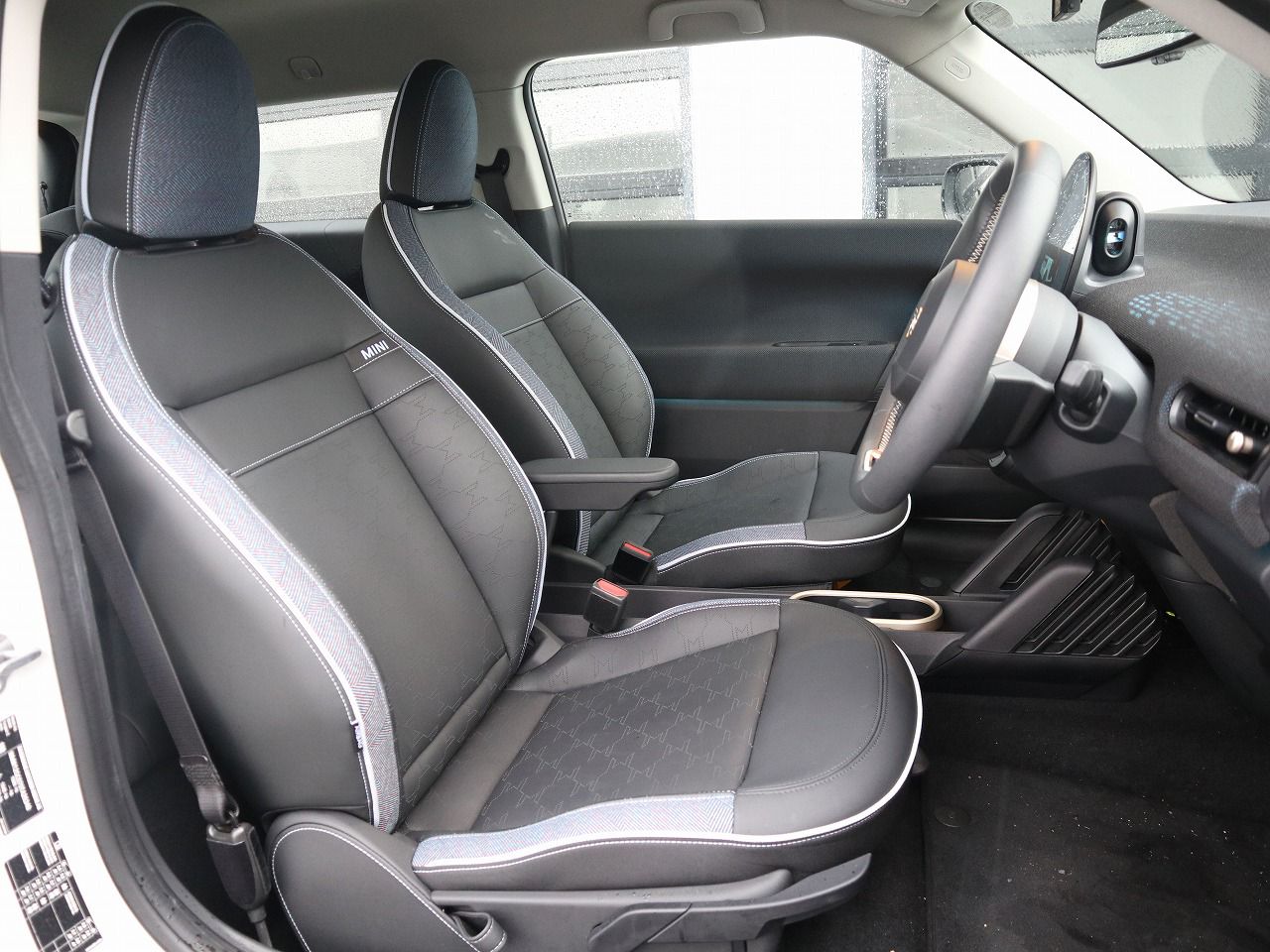J01 MINI Cooper E