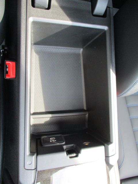 320i Sedan RHD