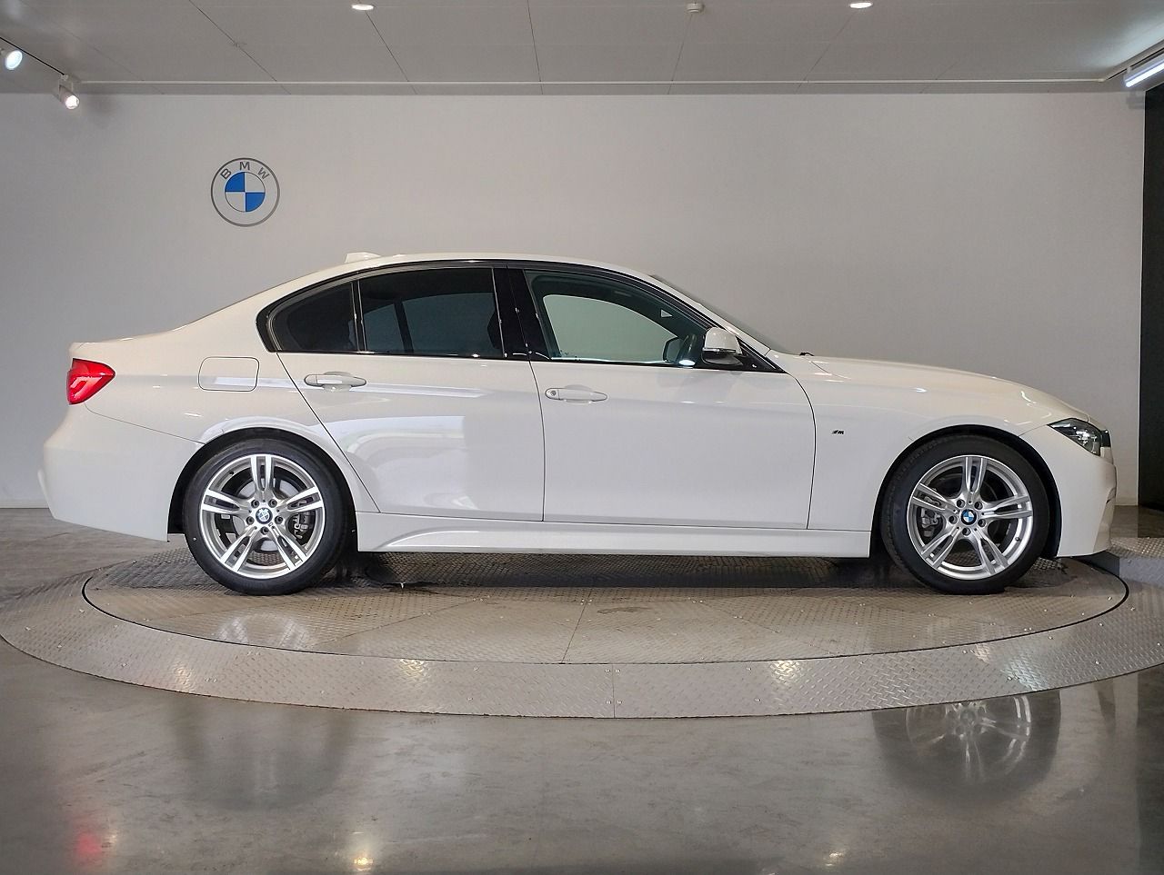 320I SEDAN RHD