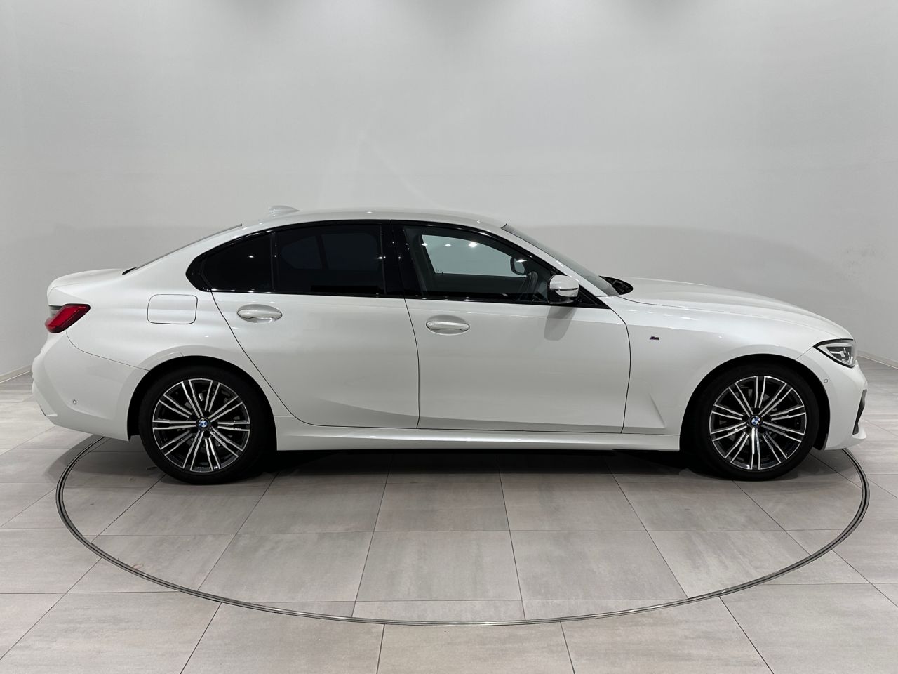 G20 320d xDrive RHD Saloon
