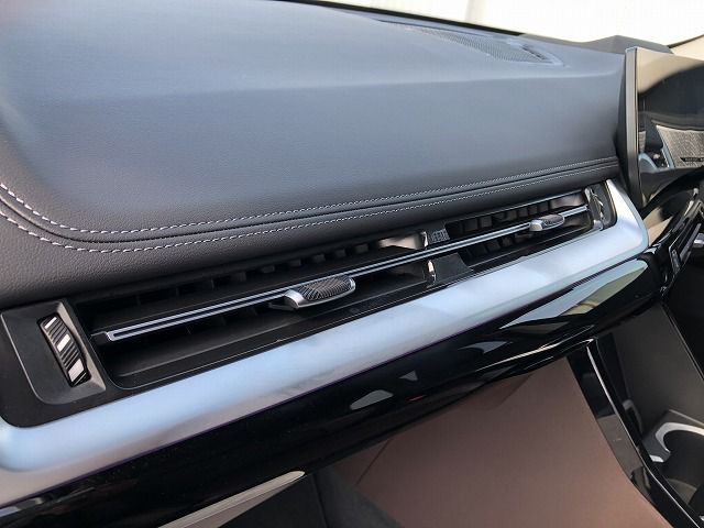 U11 iX1 xDrive30