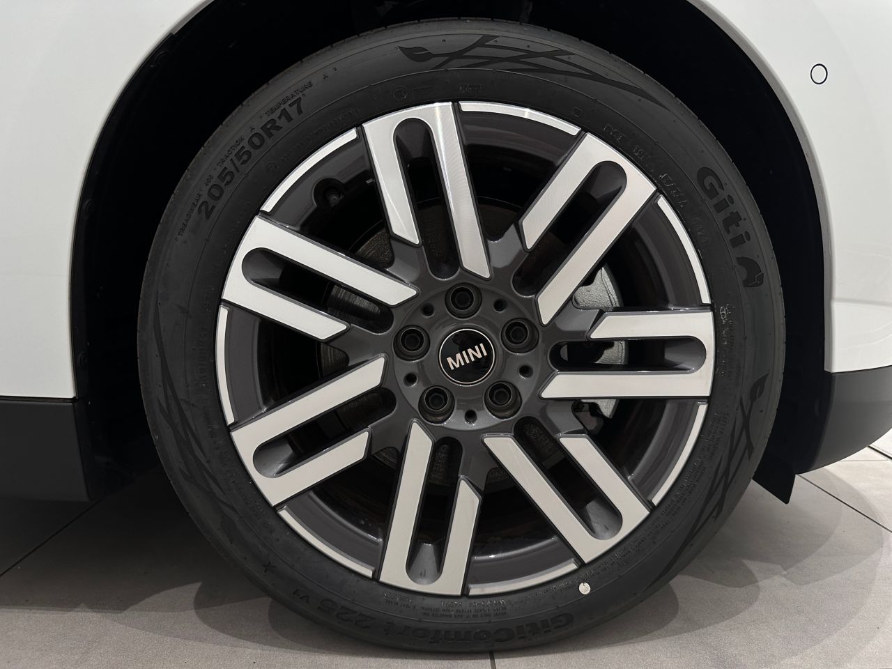 J01 MINI Cooper E