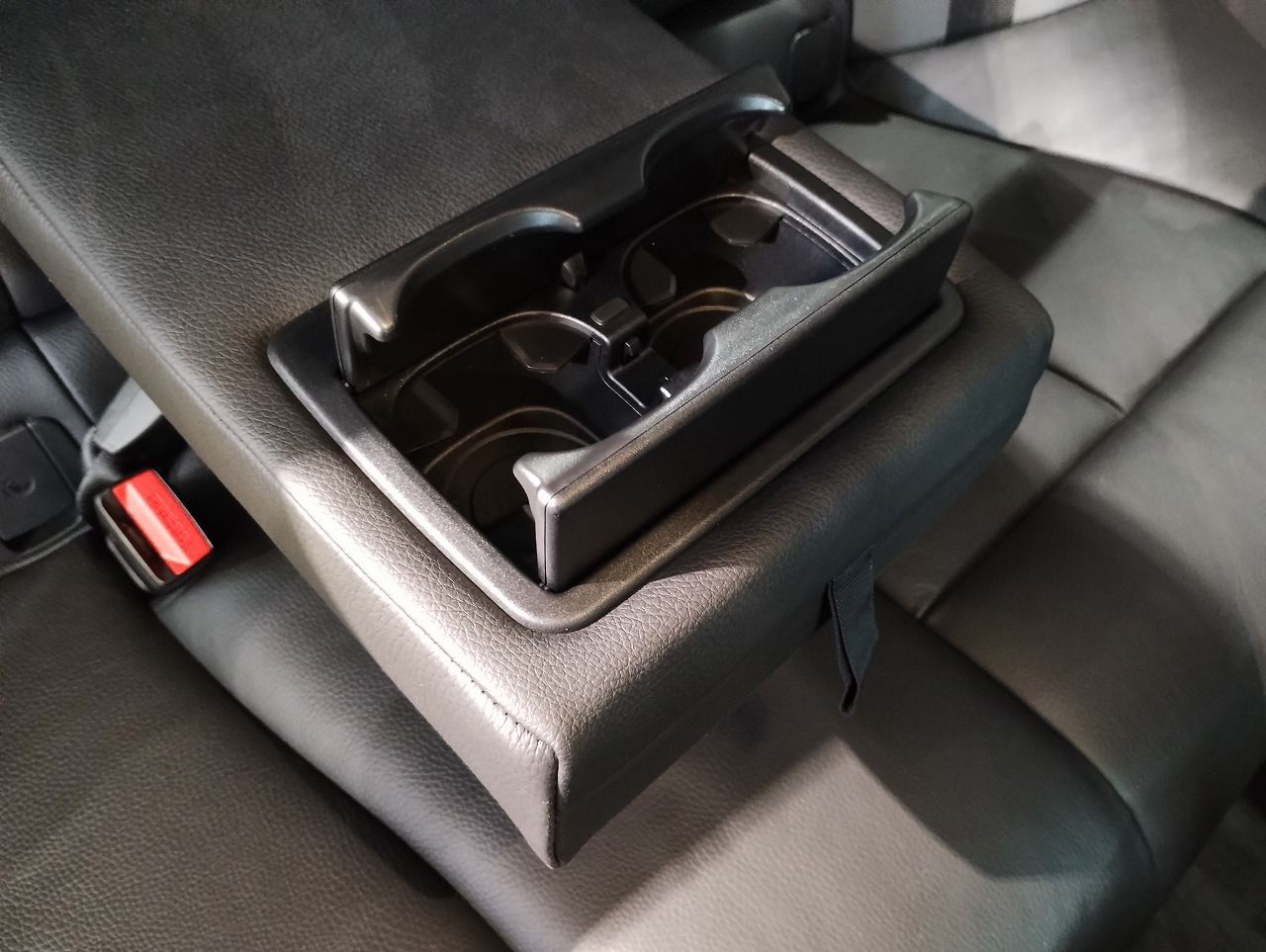 320I SEDAN RHD