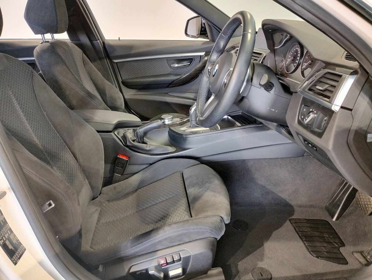 320I SEDAN RHD