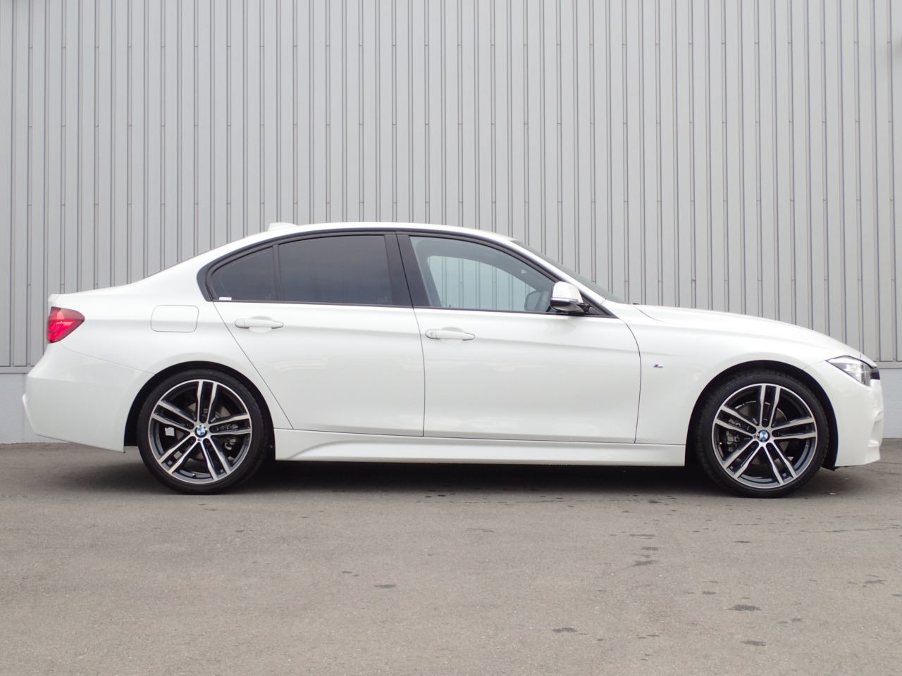 320I SEDAN RHD