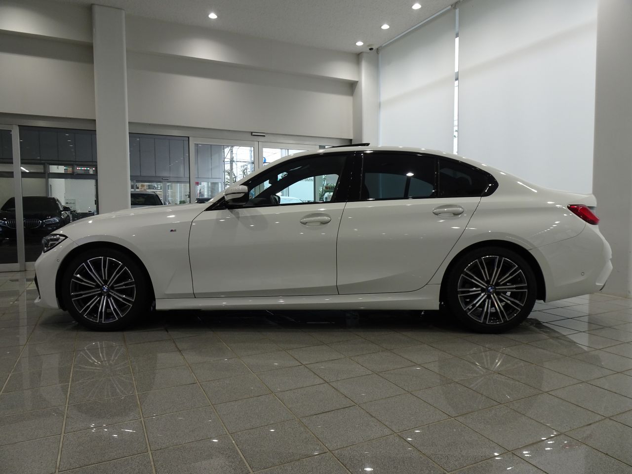 320i Sedan RHD