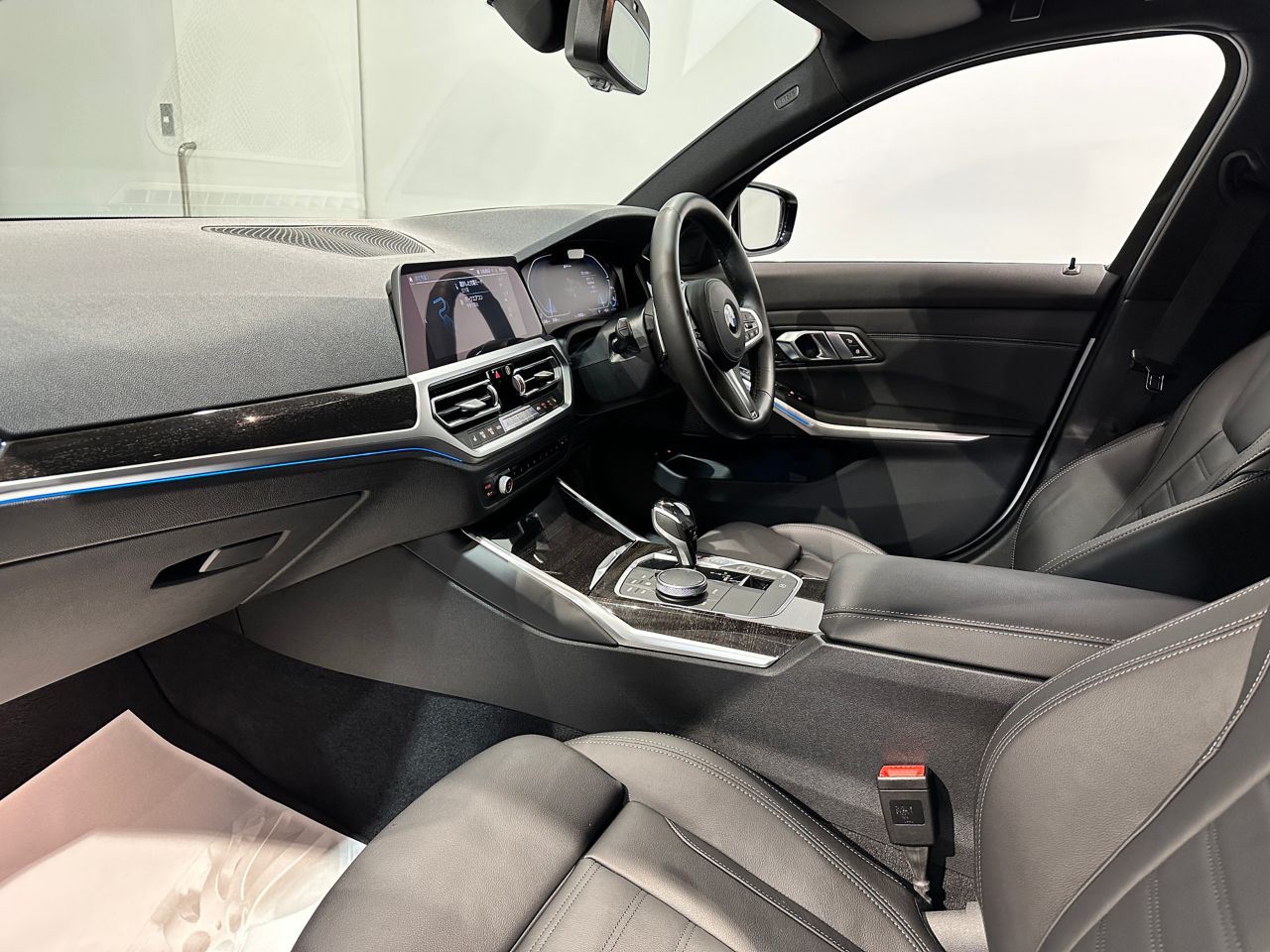 G20 330e Saloon RHD