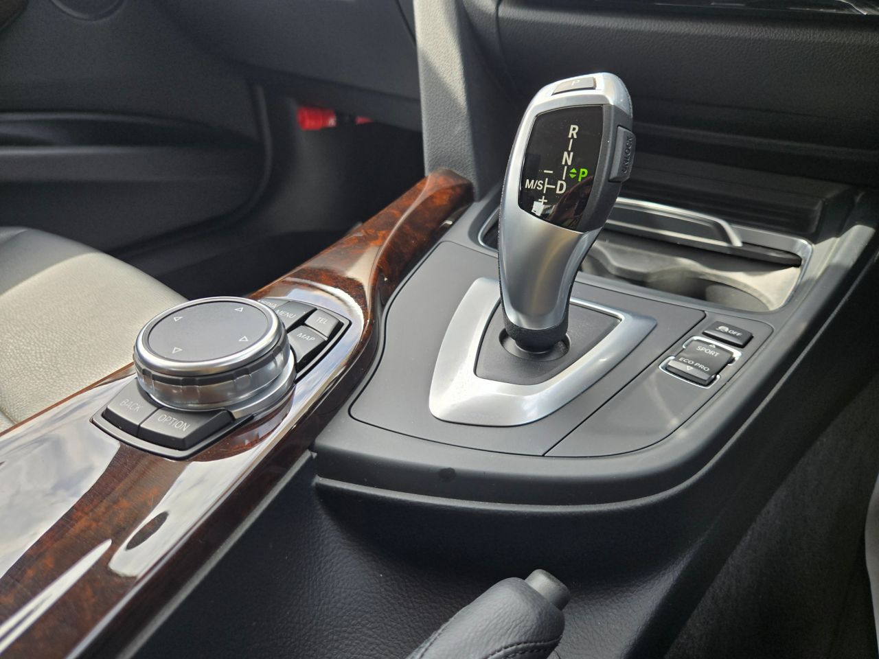 320I XDRIVE SEDAN RHD