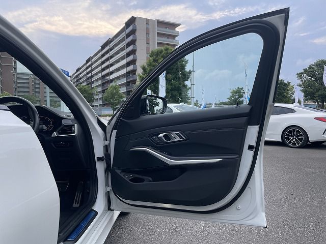 G20 330e Saloon RHD