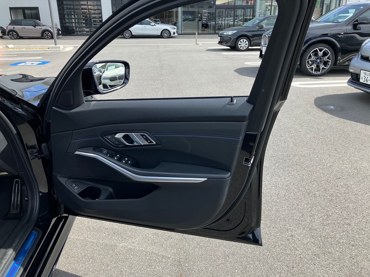 320i Sedan RHD