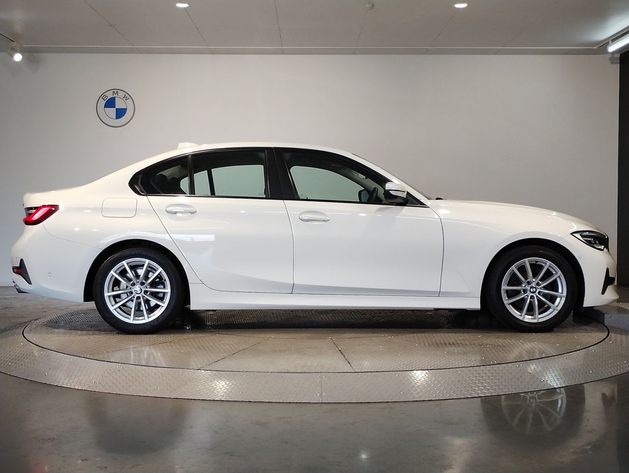 320i Sedan RHD