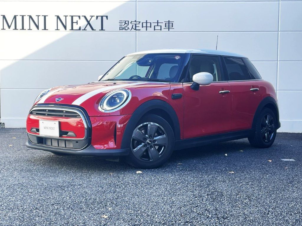 THE NEW MINI COOPER D 5 DOOR.