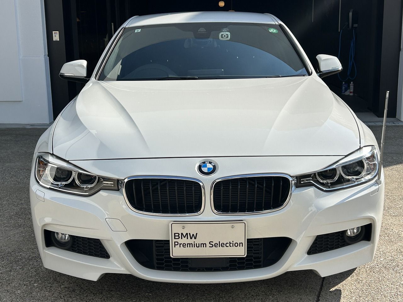 320I SEDAN RHD