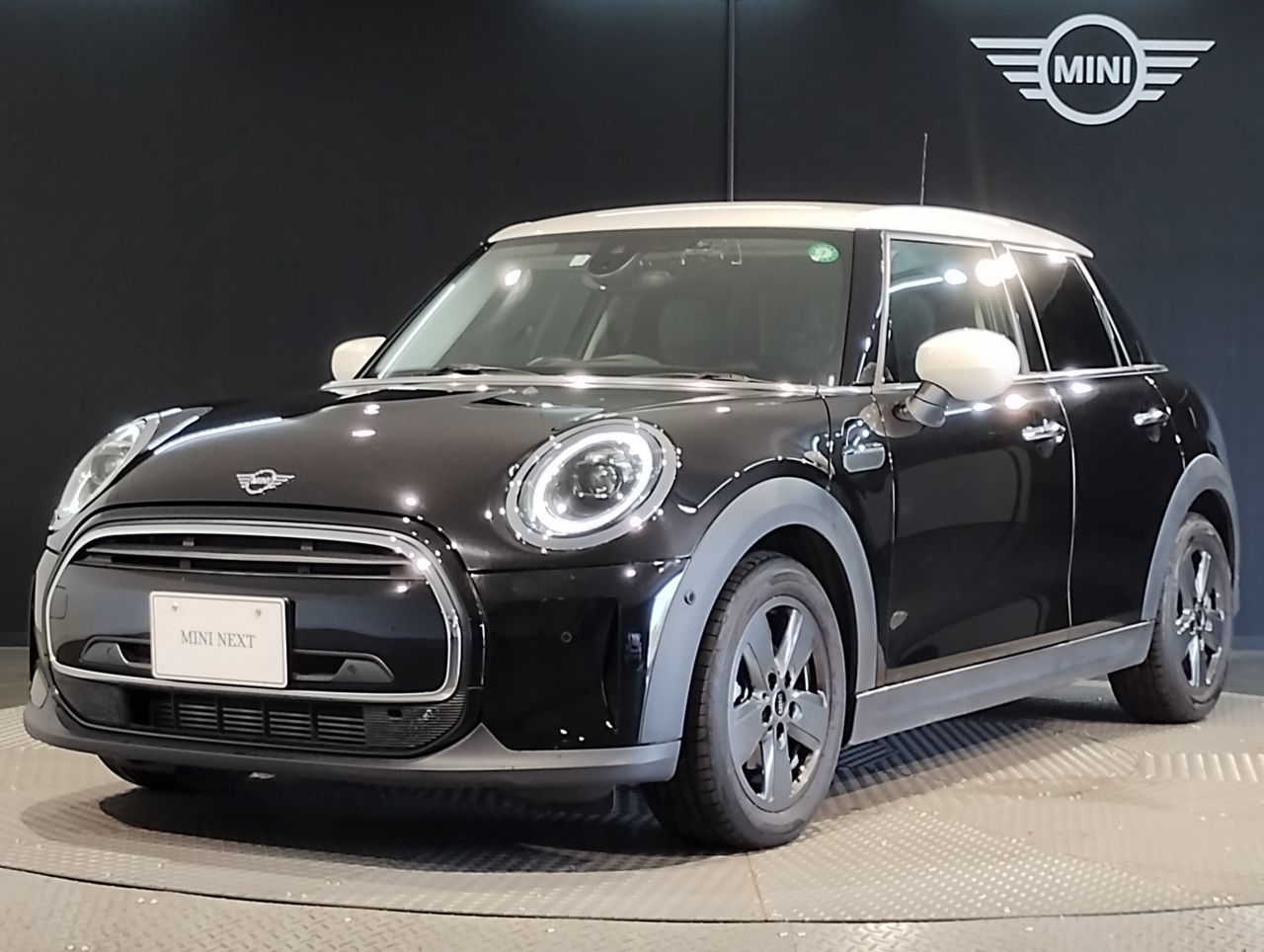 THE NEW MINI COOPER 5 DOOR.