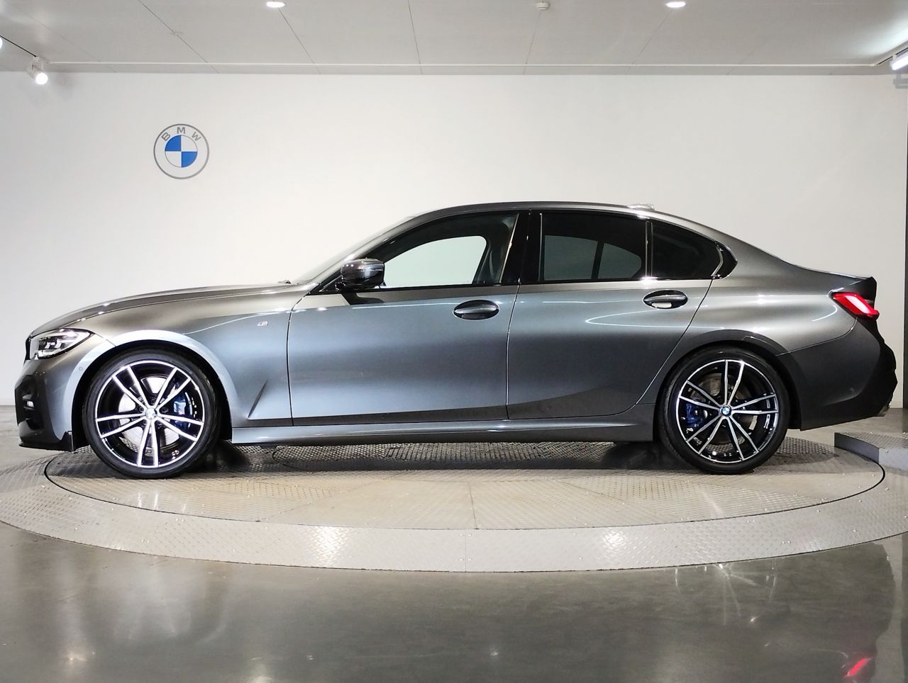 320i Sedan RHD