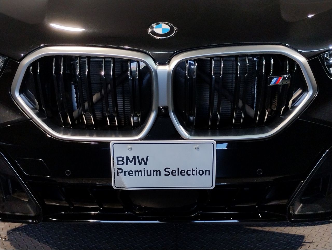 X6 M60i xDrive RHD