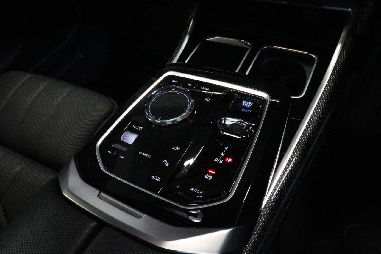 BMW i7 M70 xDrive Sedan RHD
