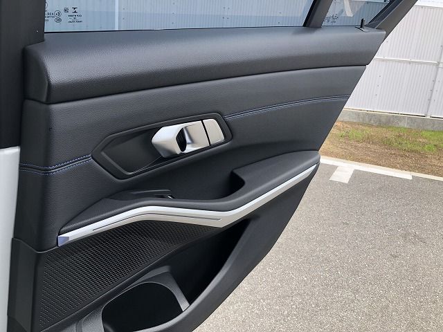 320i Sedan RHD