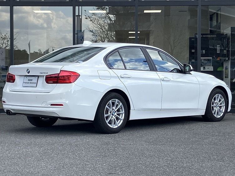 320I SEDAN RHD