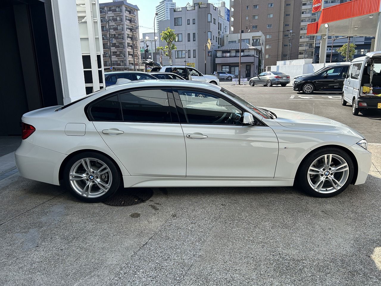 320I SEDAN RHD