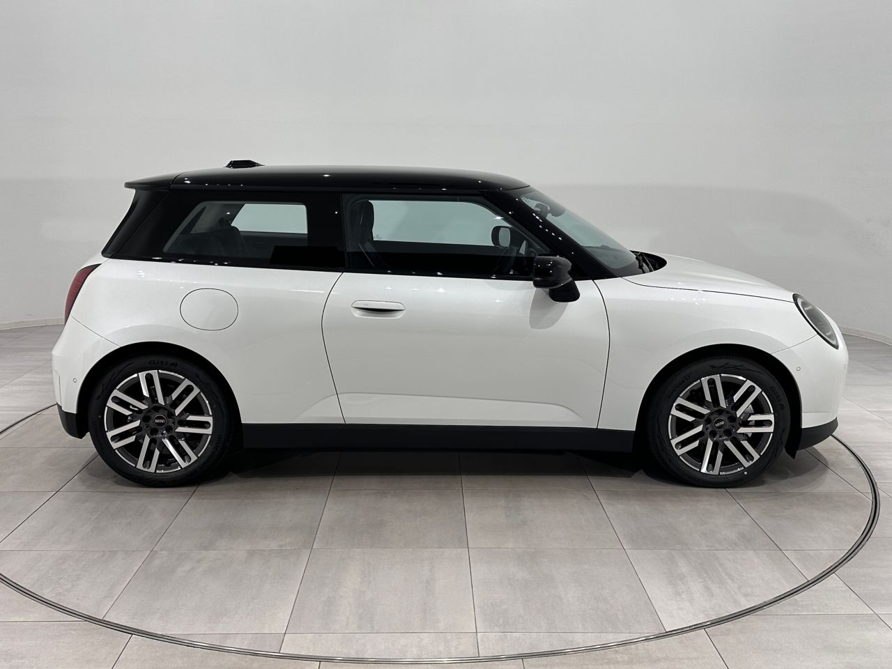 J01 MINI Cooper E